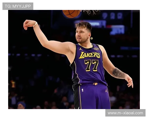 里夫斯复出坦言不想念东契奇，湖人更衣室氛围引关注